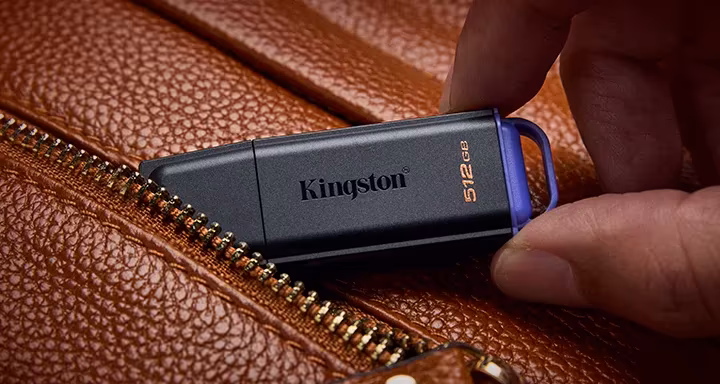 Флешка Kingston DataTraveler Exodia DTXG2 вставляется в кожаный чемодан