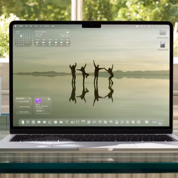 Ноутбук Apple MacBook с экраном Liquid Glass и рабочим столом