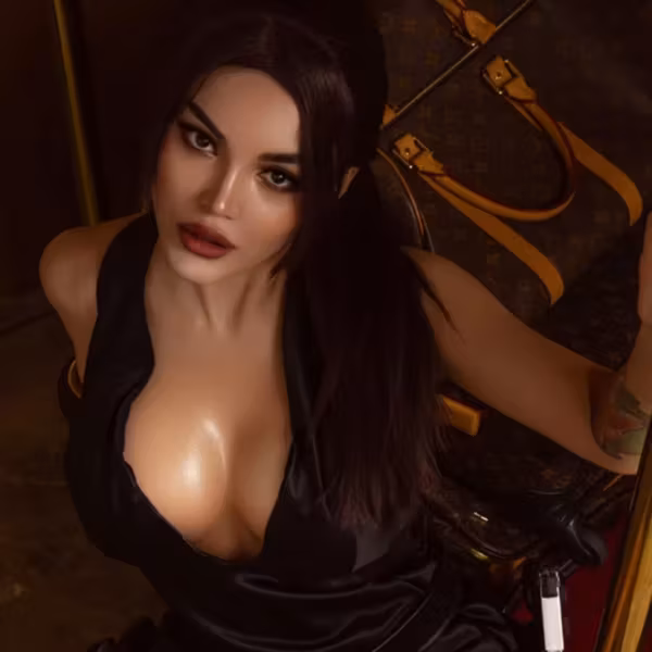Косплей-актриса Лара Крофт из Tomb Raider с тёмными волосами и разделом на платье