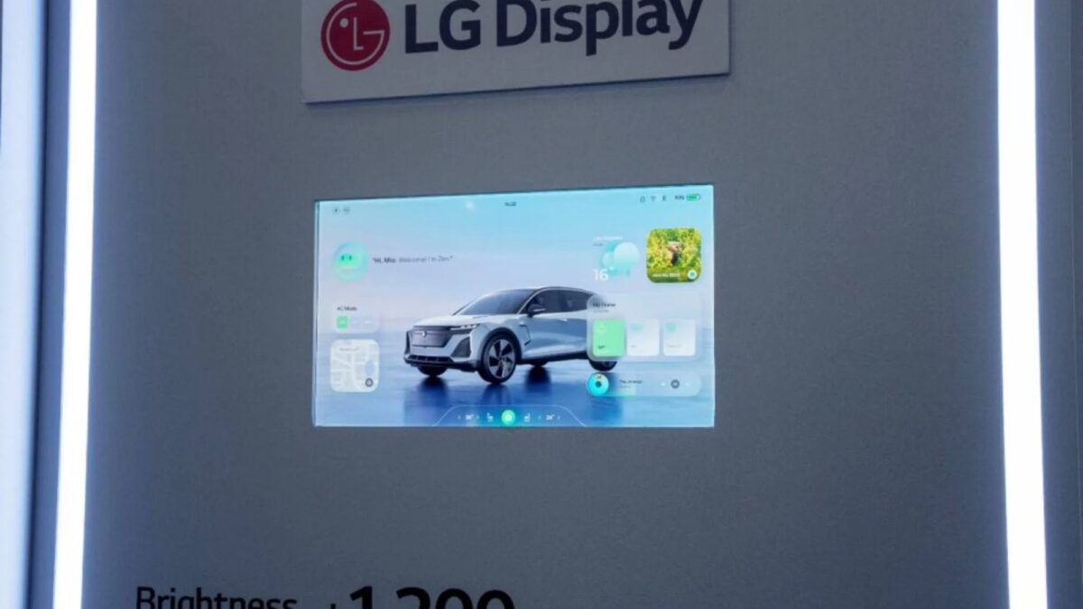 Экран LG Tandem OLED на стенде