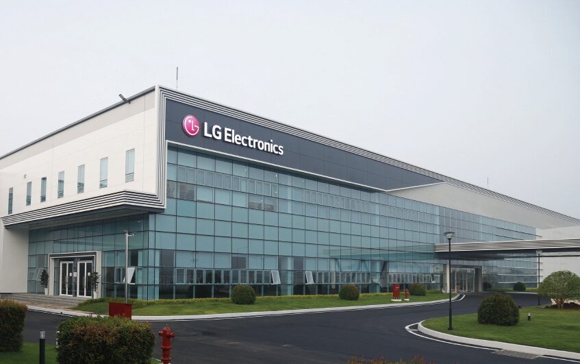 здание офиса LG Electronics с фирменным логотипом