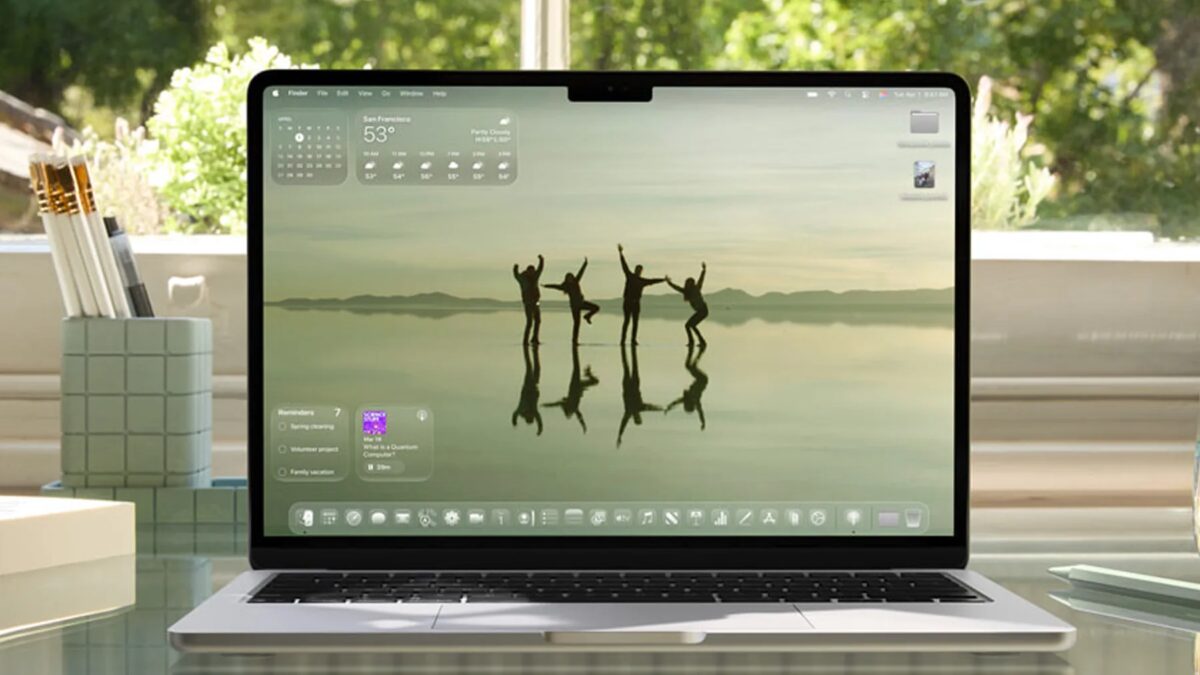 Ноутбук Apple MacBook с рабочим столом и приложениями
