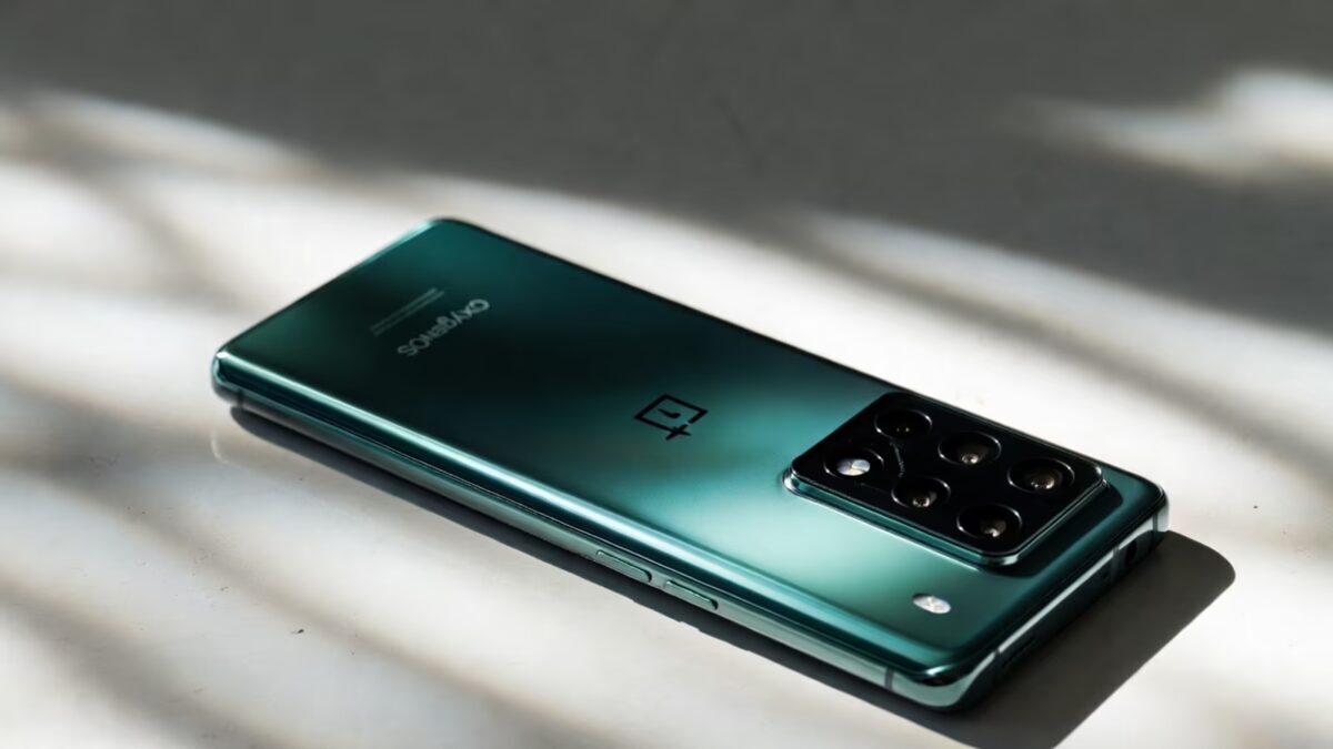 Модель OnePlus 16 с четырьмя камерами и стеклянным корпусом
