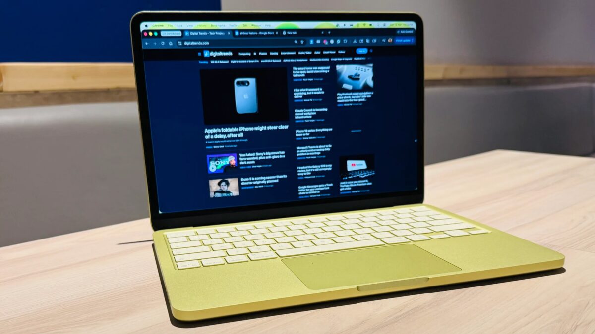 Ноутбук MacBook Neo экран яркий светлый клавиатура