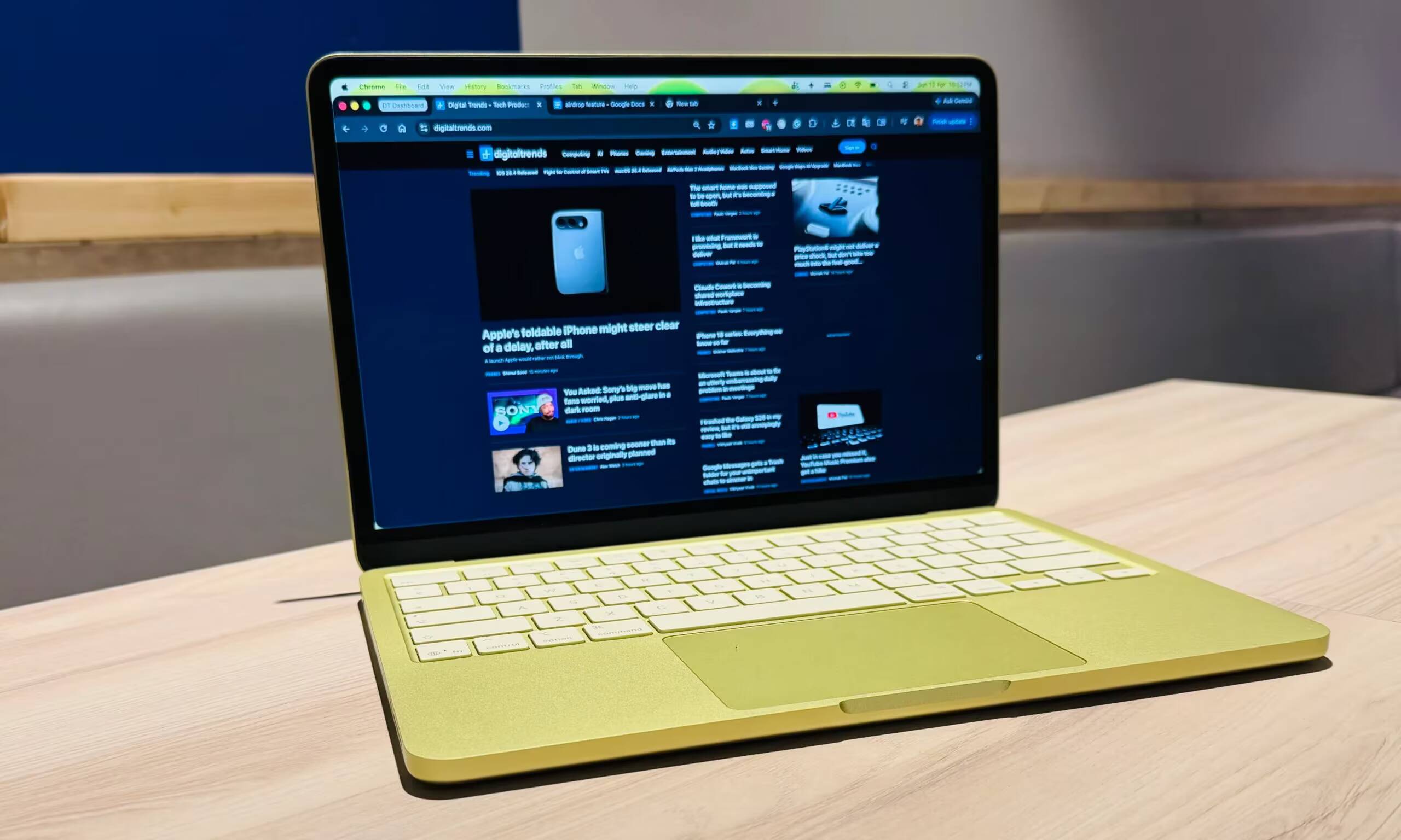 Ноутбук MacBook Neo экран яркий светлый клавиатура