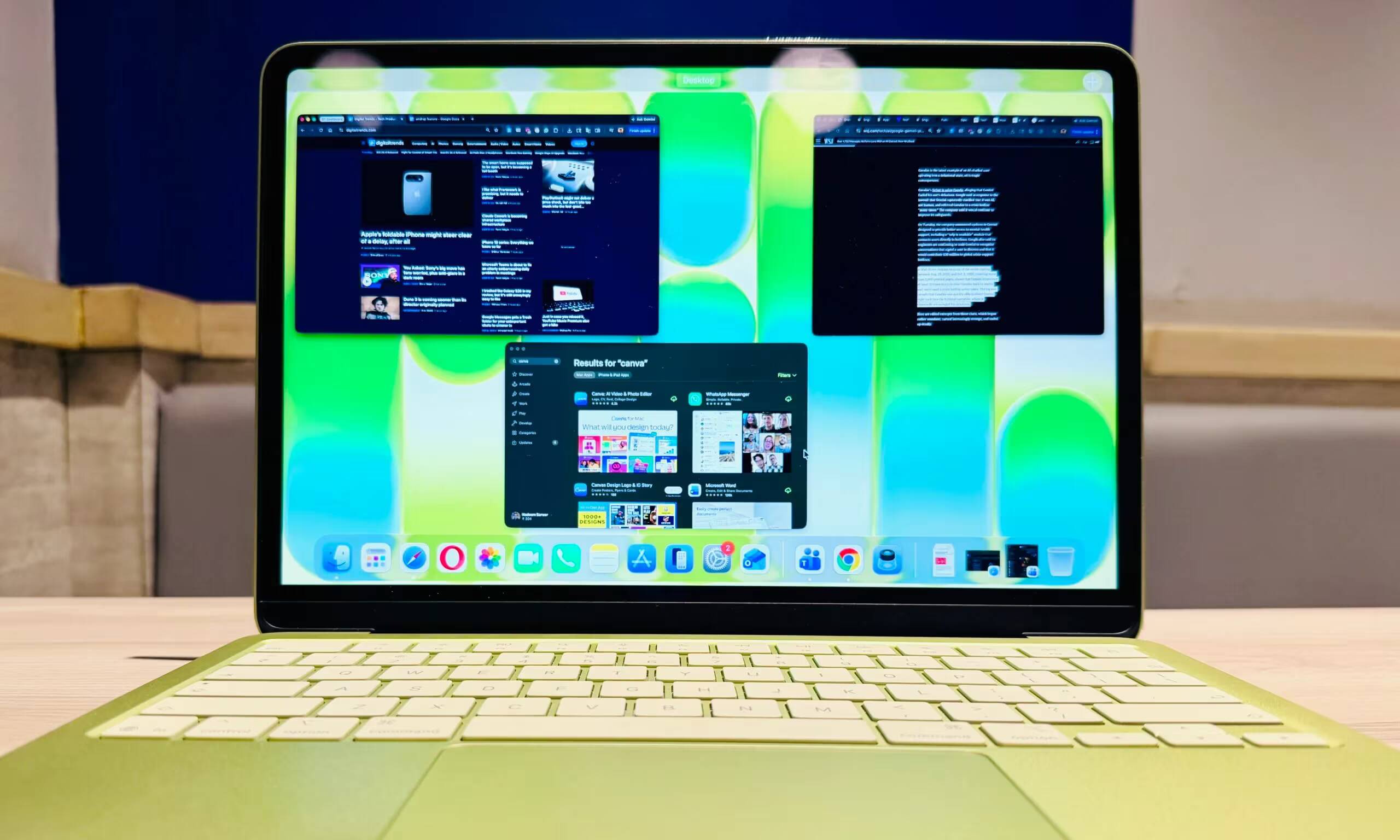 Ноутбук MacBook Neo с зелёным цветом клавиатуры