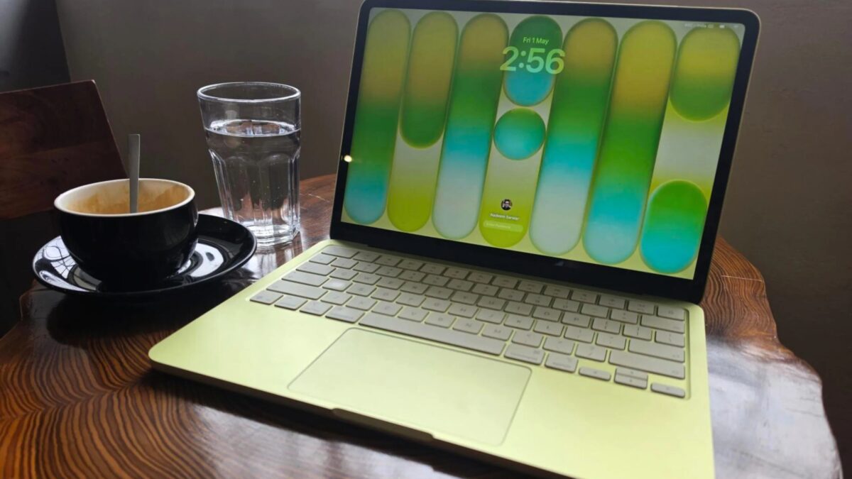 Ноутбук MacBook Neo, чашка и стекло с водой
