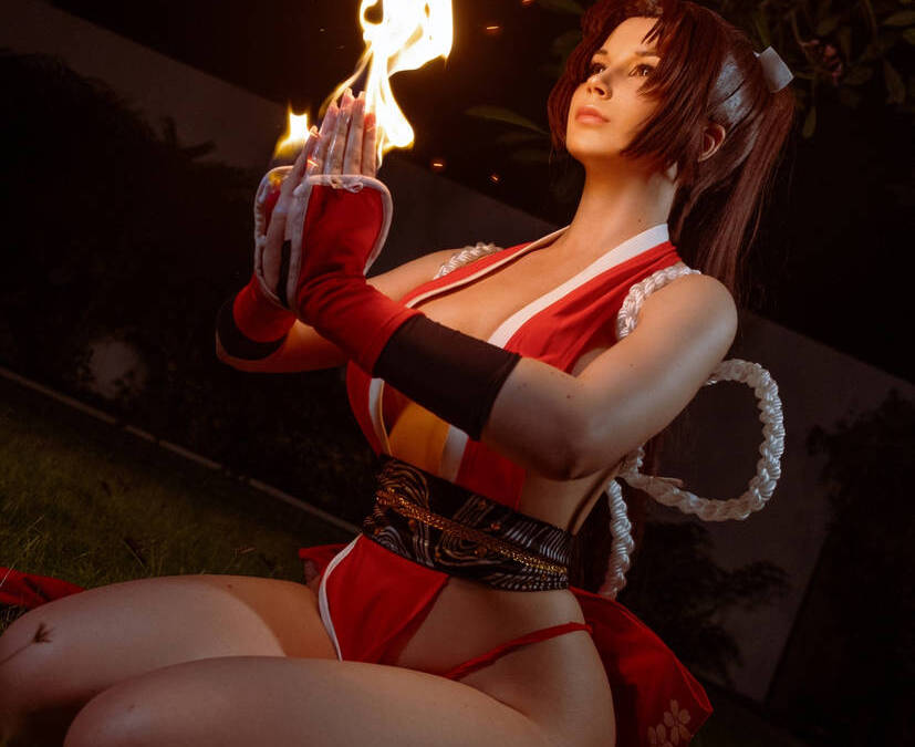 Косплей Май Ширануи из The King of Fighters от OICHI с огнем