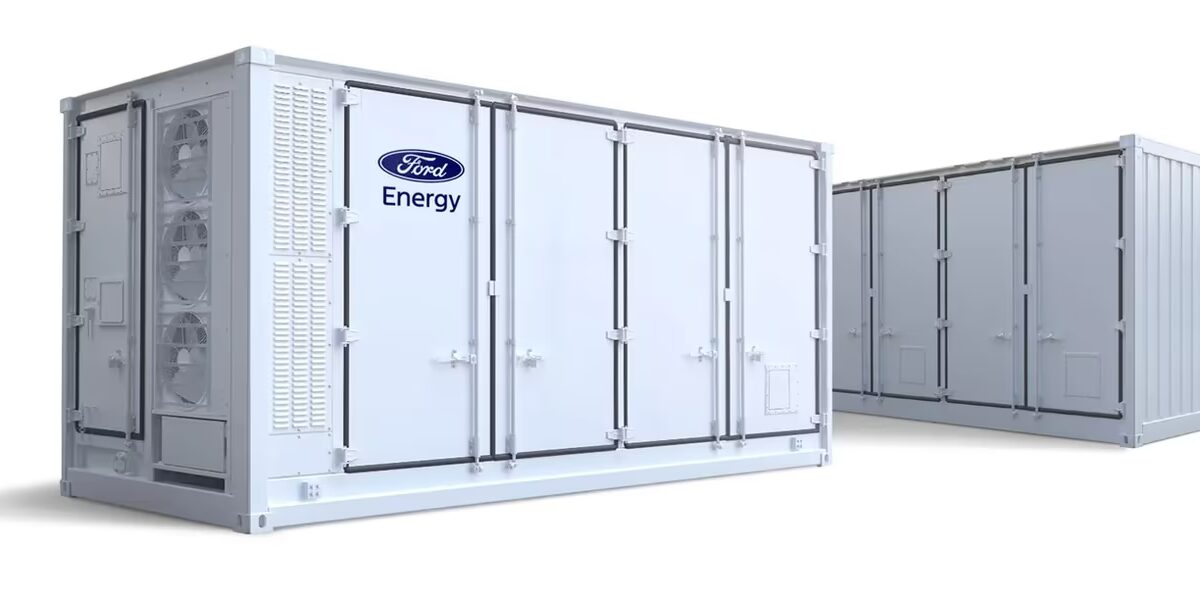 Стационарные батареи Ford Energy двух контейнеров