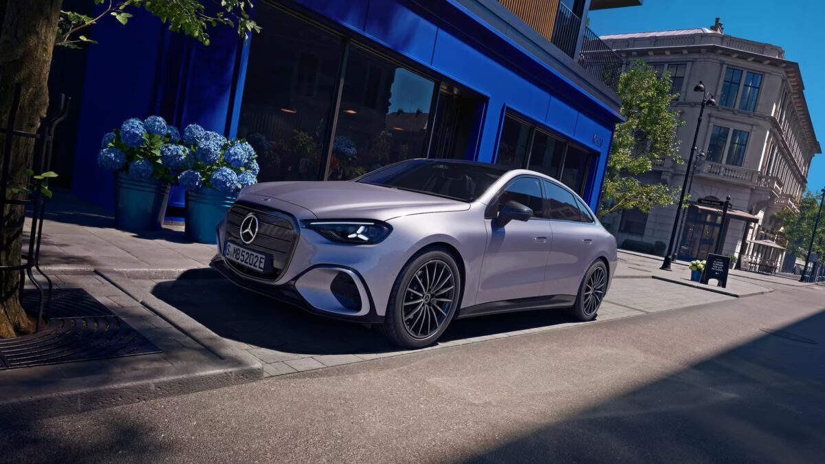 Mercedes-Benz EQE электромобиль на улице