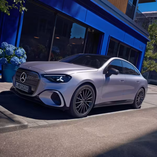 Mercedes-Benz EQE электромобиль на улице
