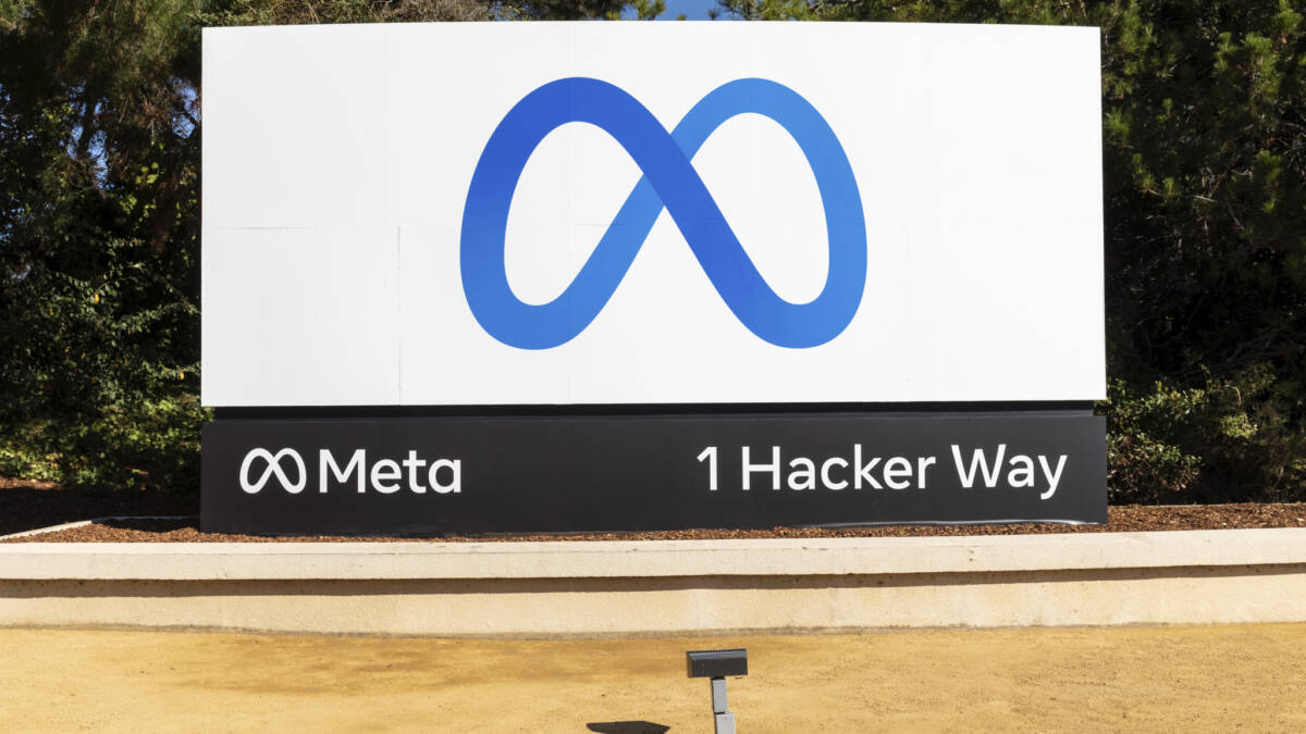 указатель на вход в Meta с логотипом Meta и названием