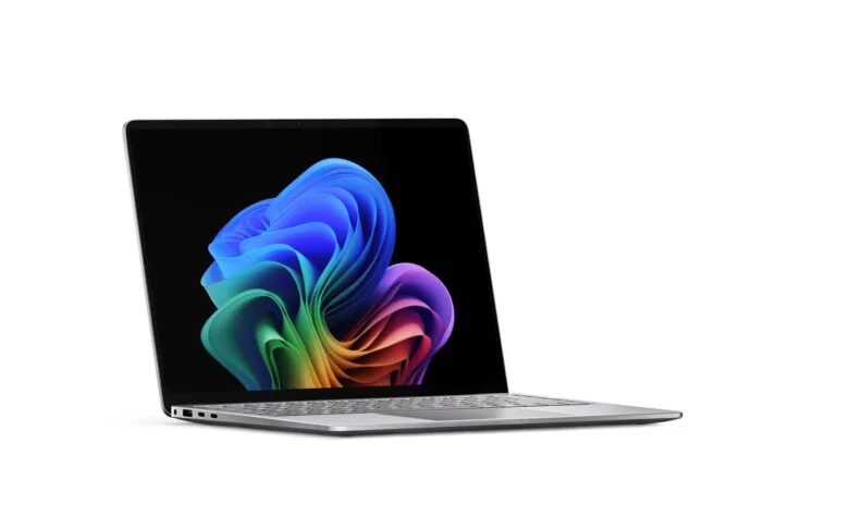 Блокнот Surface Laptop 4 и яркий экран с цветным логотипом