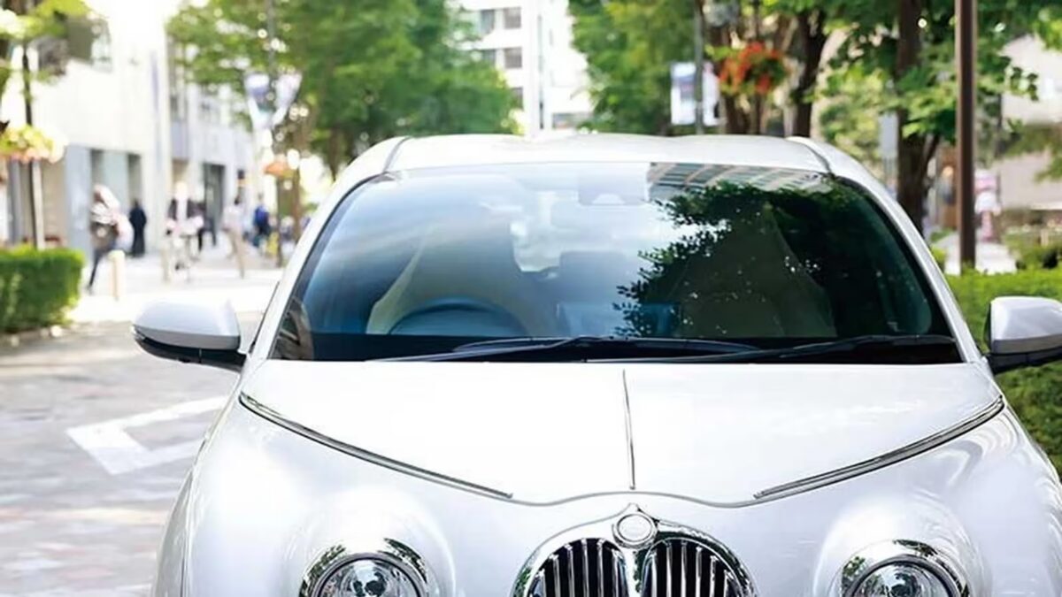 Белый ретро-кубик Mitsuoka Viewt Story на улице