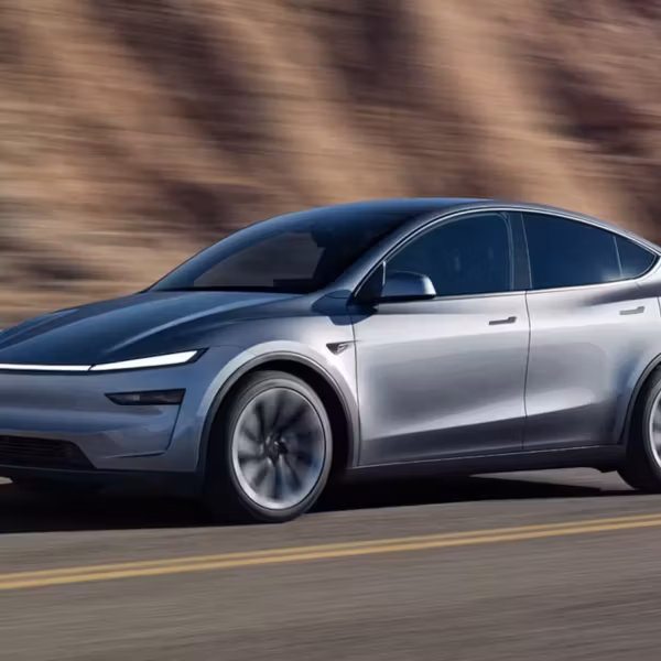 Tesla 4680 электромобиль движется по дороге в пустынном ландшафте