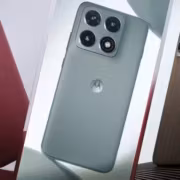 Три цветных смартфона Motorola Edge 70 Pro+ с четырьмя камерами