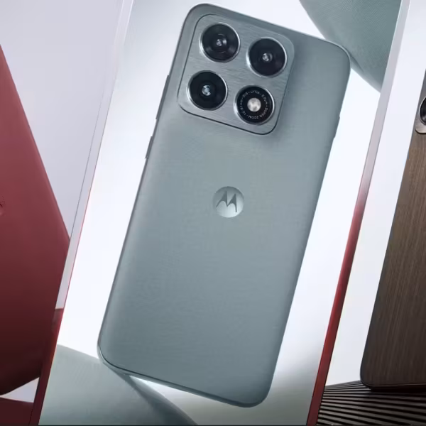 Три смартфона Motorola Edge 70 Pro+ с тройной камерой