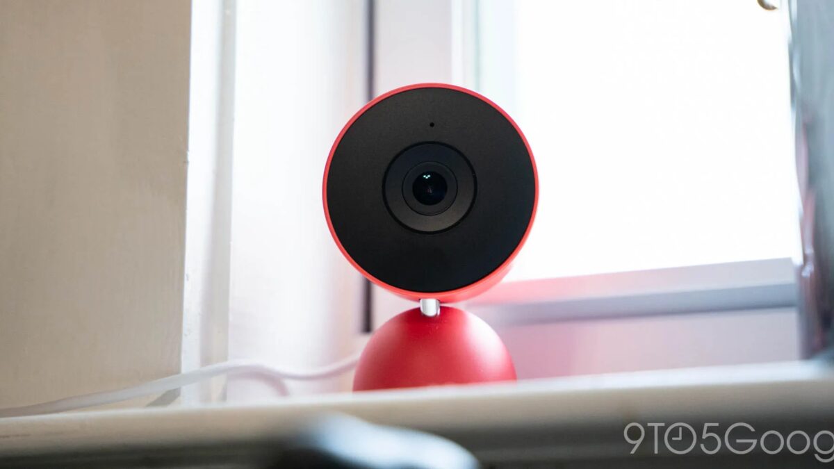 Камера Nest Cam с черным объективом в красном корпусе