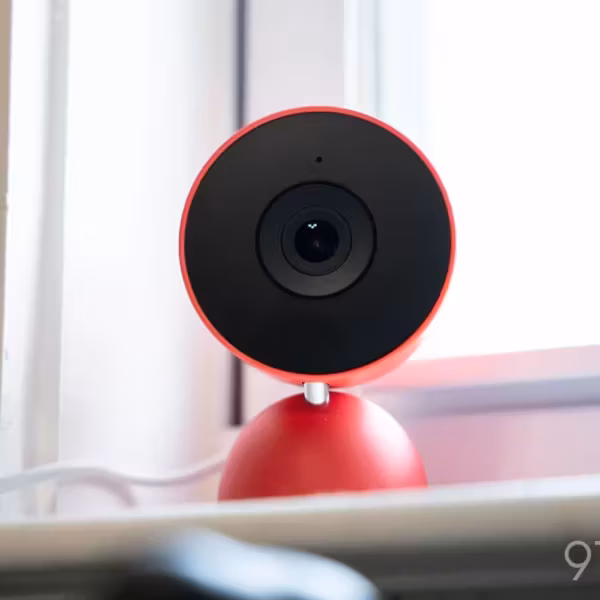 Камера Nest Cam с черным объективом в красном корпусе