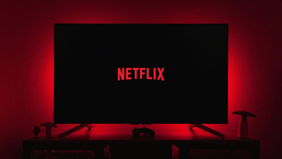 ТВ с логотипом Netflix на черном фоне