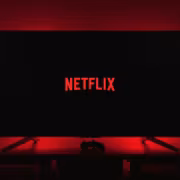 ТВ с логотипом Netflix на черном фоне