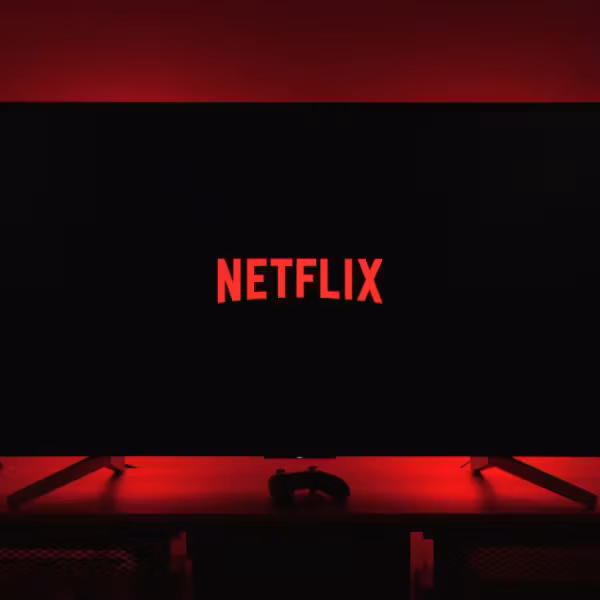 ТВ с логотипом Netflix на черном фоне