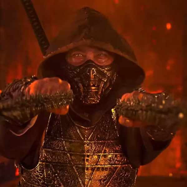 Персонаж из фильма Mortal Kombat 2 в черной маске и броне в огненном фоне