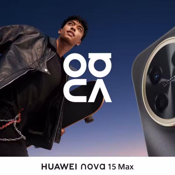 Мужчина держит смартфон Huawei nova 15 Max с черной кожаной курткой