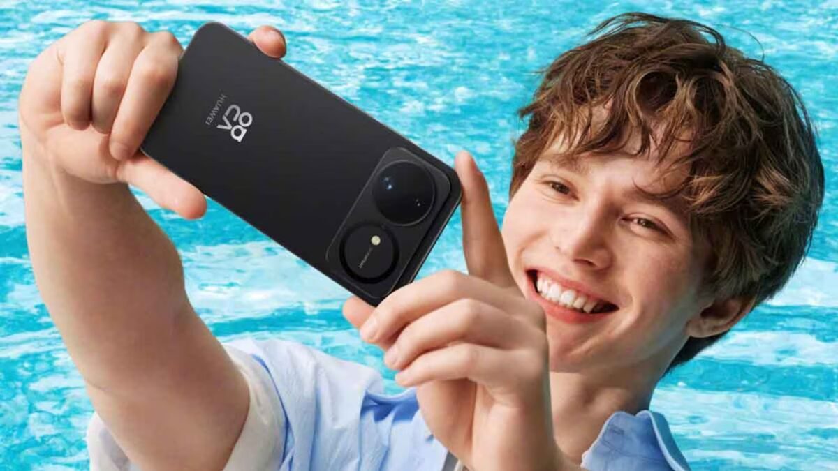 Мальчик снимает селфи с Huawei Nova 20.1 смартфон у бассейна