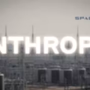 Билборд с логотипами Anthropic и SpaceX на крыше здания