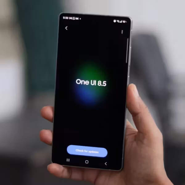 Смартфон Samsung Galaxy с экраном One UI 8.5 на нем