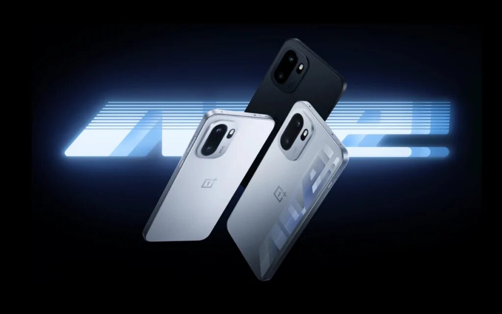 Три смартфона OnePlus Ace 7 на черном фоне