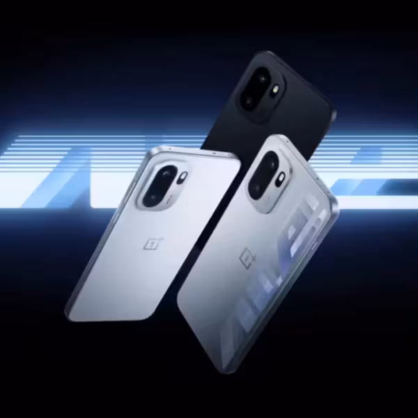 Три смартфона OnePlus Ace 7 на черном фоне