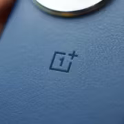 Задняя панель OnePlus с логотипом и зеркалом