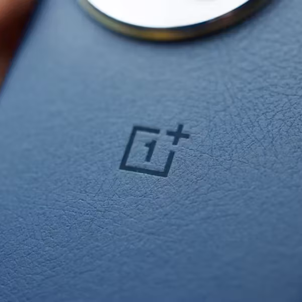 Задняя панель OnePlus с логотипом и зеркалом
