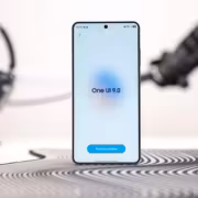 смартфон Samsung One UI 9.0 на переднем плане
