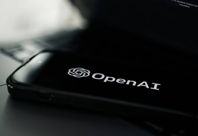 Смартфон с логотипом openAI на экране устройства