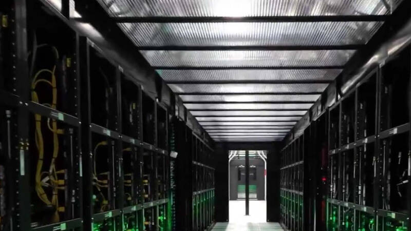 Ответный ряд серверных стоек Oracle дата-центров в серверной комнате