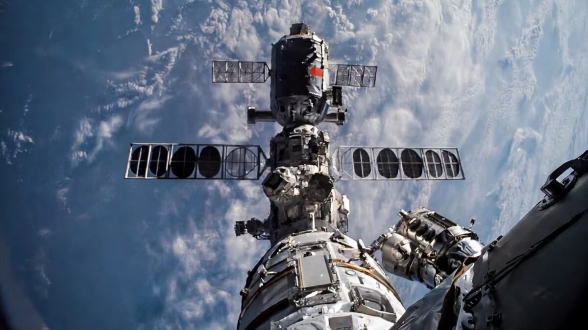 Китайская космическая станция Шэньчжоу-22 в открытом космосе