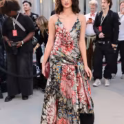 Дева Кассель в платье Dior Cruise 2027 на красной дорожке