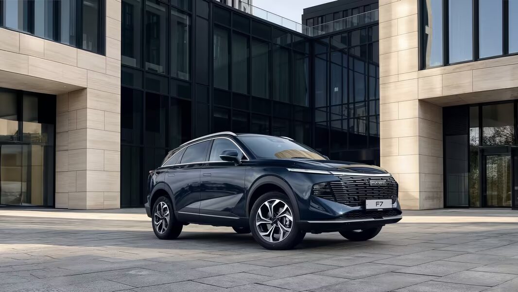 Обновлённый Haval F7 чёрного цвета на улице