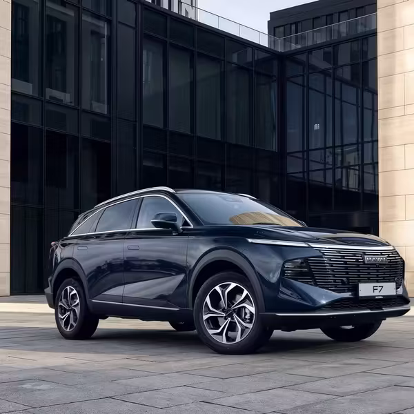 Обновлённый Haval F7 чёрного цвета на улице
