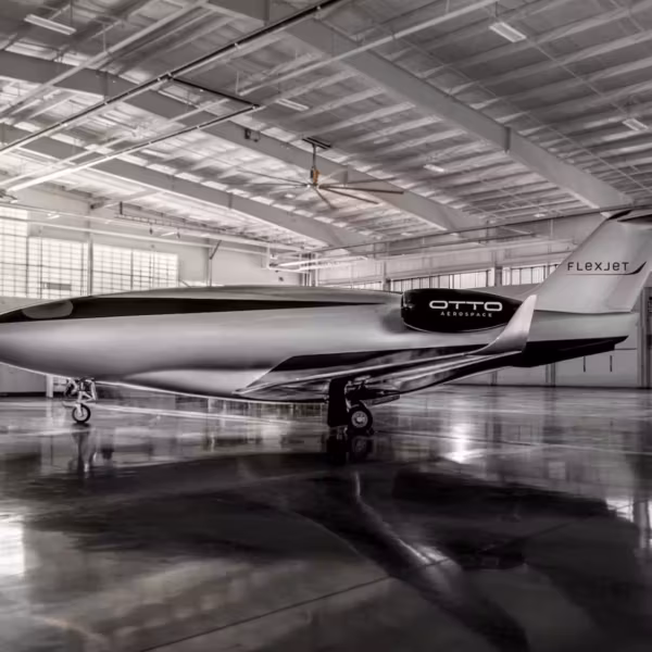 самолёт Otto Aerospace Phantom 3500 в ангаре