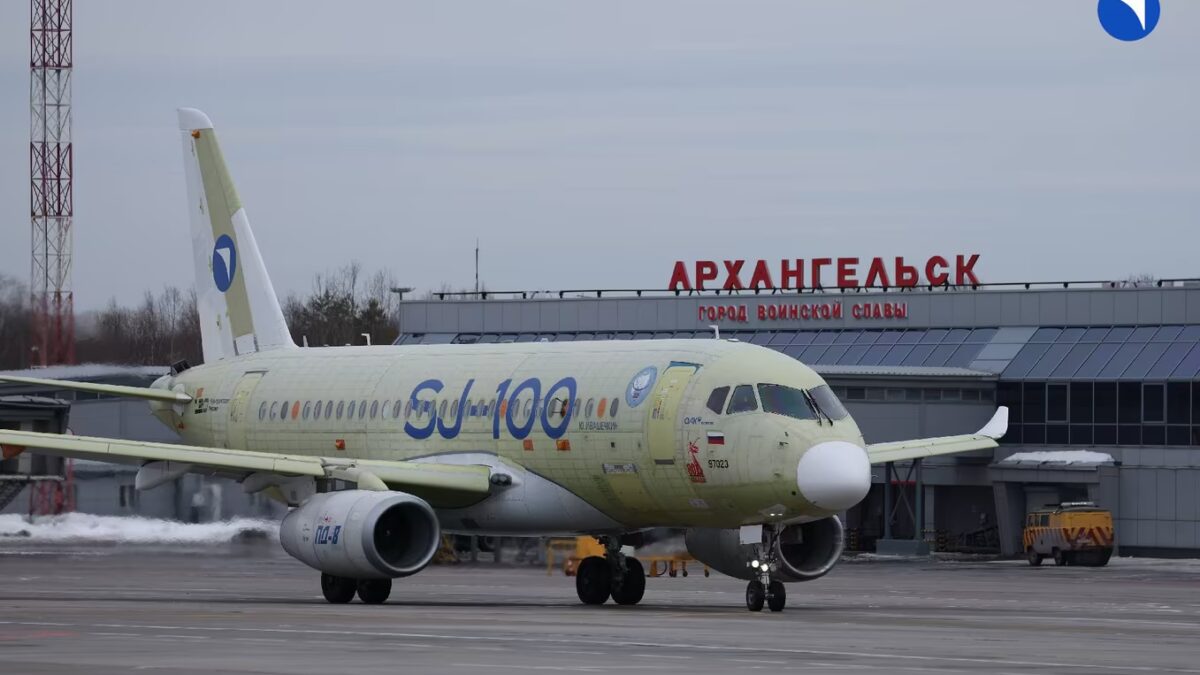 самолёт Sukhoi Superjet 100 на взлётной полосе Арханельска