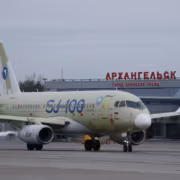 самолёт Sukhoi Superjet 100 на взлётной полосе Арханельска