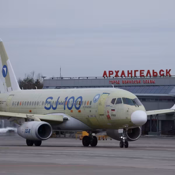 самолёт Sukhoi Superjet 100 на взлётной полосе Арханельска