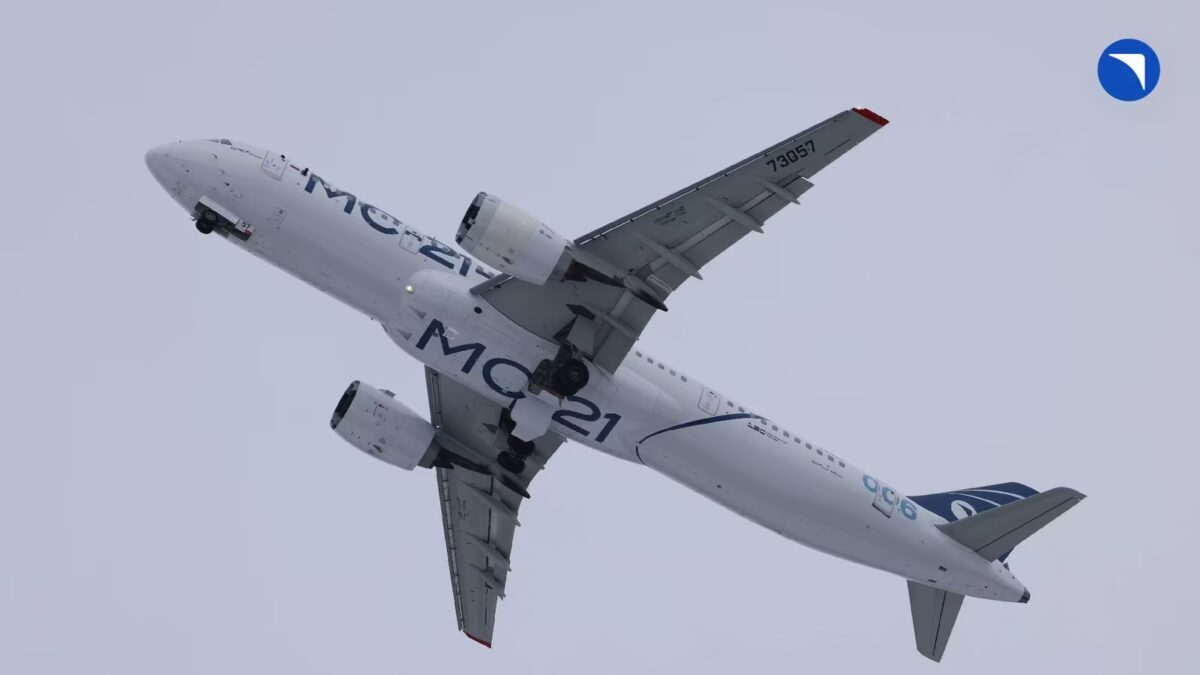 Самолет МС-21-210 в небе, вид сверху, крылья и двигатели