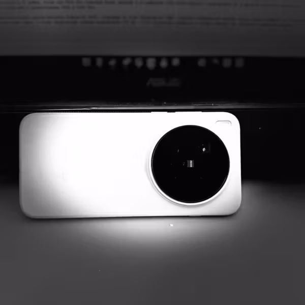 Белый смартфон Vivo X500 с крупной камерой