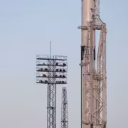 Ракета Союз-5 на космодроме с башнями и огнем