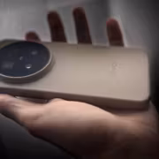 Мужчина держит Vivo X500 смартфон в руке